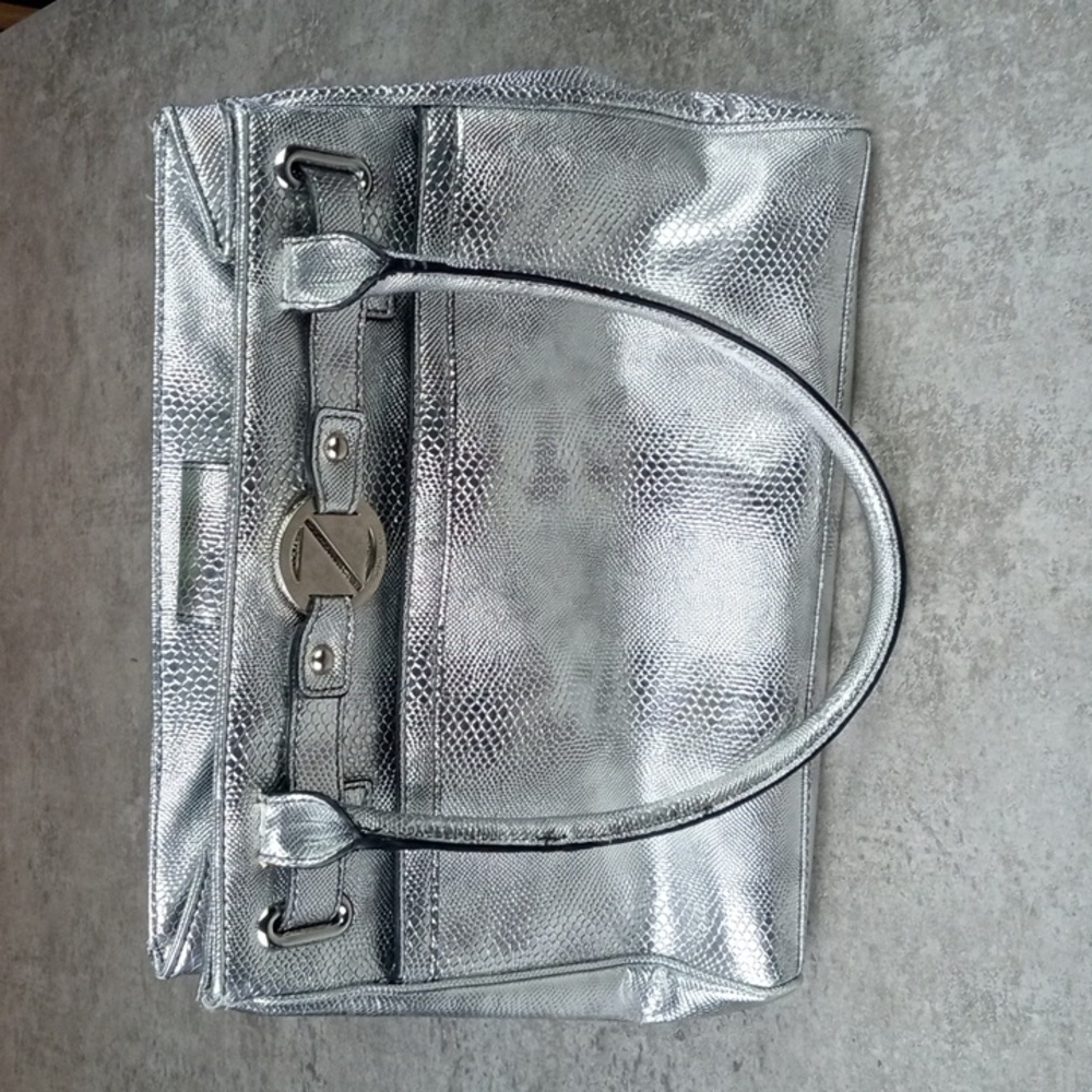 👜 Nine & Co. Metallic Silver Shoulder Bag